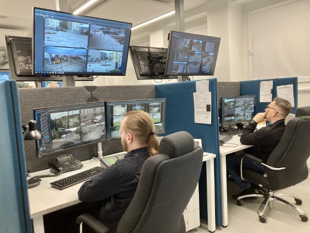 Centrum połączyło sześć oddzielnych lokalizacji oglądu monitoringu, które znajdowały się na terenie Poznania. Od jego uruchomienia w październiku zeszłego roku do końca lutego 2023 roku operatorzy kamer wykryli aż 3 030 zdarzeń wymagających interwencji.