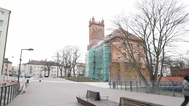 Trwa remont głównej siedziby Miejskiej Biblioteki Publicznej w Słupsku. Prace przy renowacji murów są już na wykończeniu, a modernizacja wnętrza budynku zakończyć się ma jeszcze w tym roku.Rozpoczęcie remontu nie wiązało się jednak z dużymi utrudnieniami dla czytelników – księgozbiór przeniesiono do budynku obok, gdzie mieści się Miejsce Animacji Kultury. Niedługo jednak książki wrócą na swoje miejsce - zakończył się pierwszy etap prac remontowych. Cała modernizacja potrwać ma natomiast do końca roku. Inwestycja pochłonie prawie trzy miliony złotych – dwa miliony z tej kwoty to dofinansowanie z Ministerstwa Kultury i Dziedzictwa Narodowego. Pozostałe 900 tys. zł to wkład Miasta Słupska. - Mamy wykonaną sieć elektryczną w podłodze, przeniesioną całą infrastrukturę informatyczną, mamy wymienione podłogi, co było dla nas bardzo ważne. Teraz czekamy na drugi etap, etap przebudowy klatki schodowej i montaż windy – relacjonuje Danuta Rakowska, dyrektor Miejskiej Biblioteki Publicznej w Słupsku.Praca wre też na zewnątrz budynku, przy zabytkowych murach dawnego kościoła św. Mikołaja. To osobna inwestycja, którą sfinansował Urząd Miasta.