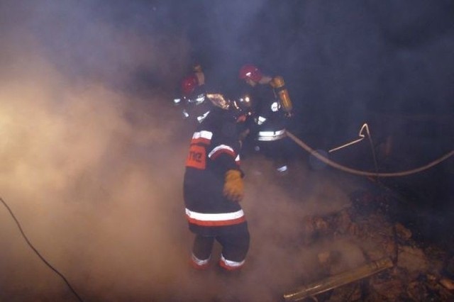 Działania strażaków polegały na dogaszeniu przy pomocy wody oraz przeszukaniu pogorzeliska. Straty są duże, spaleniu uległ cały drewniany budynek letniskowy.Przyczynę pożaru wyjaśnia policja z Mrągowa