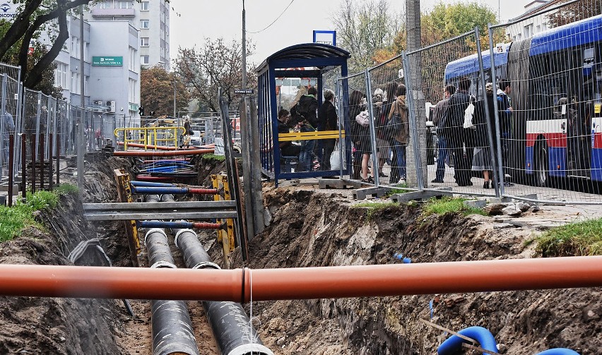 Wymiana rur ciepłowniczych przy Powstańców Wielkopolskich przysparza problemów mieszkańcom