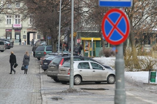 Kierowcy uważają, że skoro na chodniku są wymalowane granice miejsca do parkowania to wolno im zostawić tu auto. Później okazuje się, że muszą zapłacić mandat.