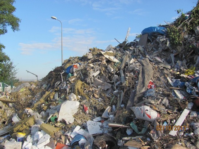 Wysypisko śmieci w Karczach. Żyją na tykających bombach