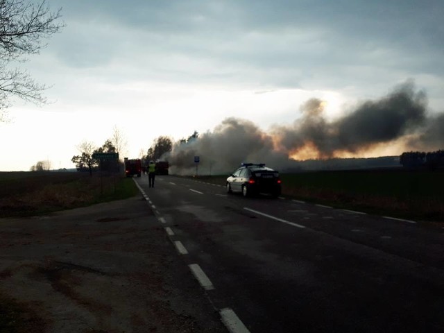 Do drugiego zdarzenia doszło niedaleko miejscowości Leśniki. Tam zapalił się ciągnik rolniczy z dwiema przyczepami drzewa. Zdjęcia udostępnione ze strony: OSP Suchowola