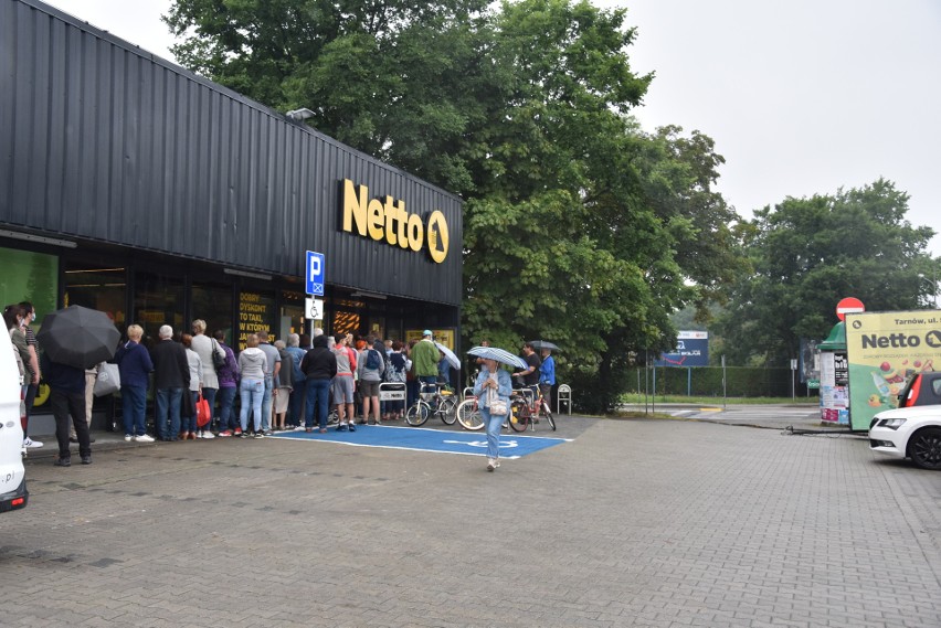 Kolejka przed sklepem Netto w Tarnowie ustawiała się od...