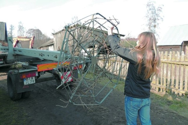 Słup z platformą na gniazdo dla bocianów został zainstalowany dzisiaj w jednym z gospodarstw w Tyniewiczach Dużych nad Narwią