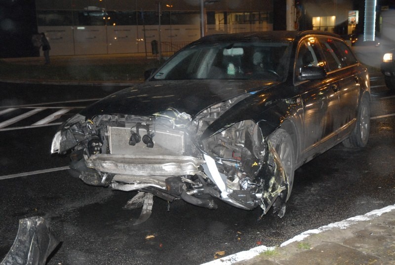Wypadek na Wyzwolenia: Audi wjechało w przystanek