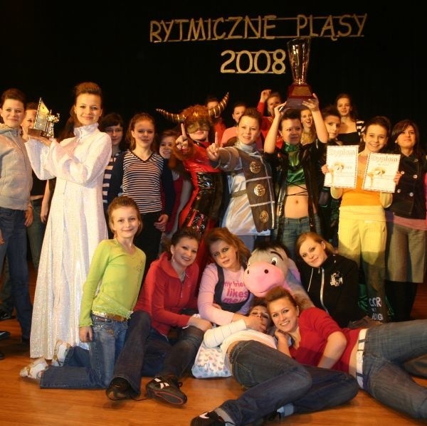 Zespół Re-Flex z Morawicy wygrał VIII edycję "Rytmicznych pląsów&#8221; w Skarżysku. Na fotografii tancerze z trofeum za pierwsze miejsce.