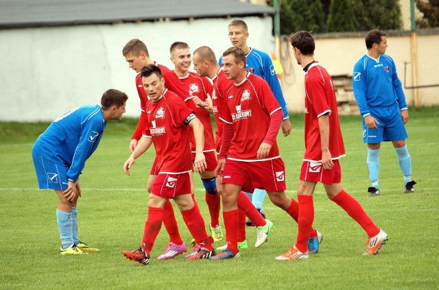 GratulacjeAdrian Talaśka zbiera gratulacje po golu na 3:0