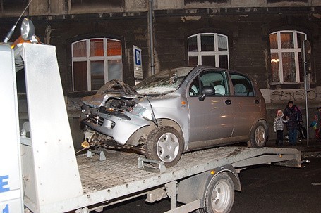 Wypadek na ul. Próchnika. Auto uderzyło w kamienicę (wideo)