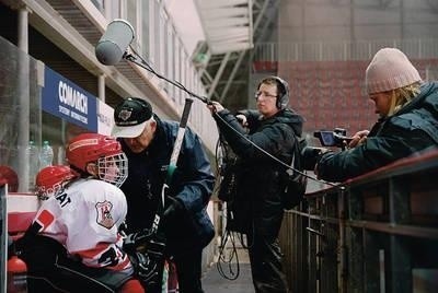 Były gracz i trener Cracovii Antoni Montean (w środku) przed filmową kamerą Fot. Jan Witkowski