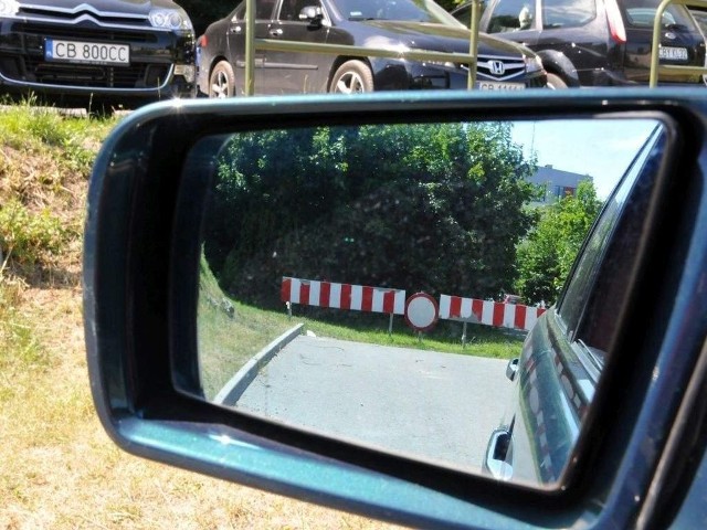 Kilkusetmetrowy odcinek Nowogrudziądzkiej kończą barierki z gęstymi krzakami rosnącymi za nimi. Niestety, wszystko wskazuje, że taki stan będzie się utrzymywać jeszcze przez lata.