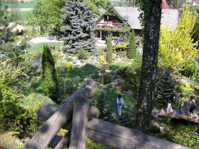 Turyści w przepięknym "Ogrodzie na Rozstajach", w miejscowości Młodzawy.