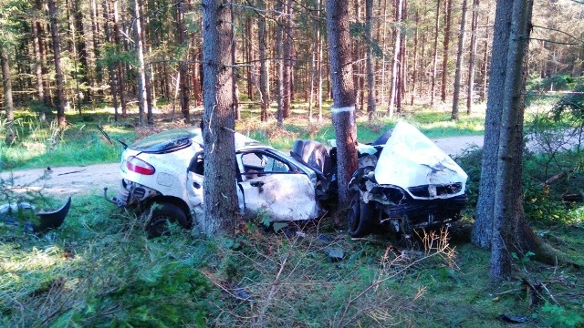 Daewoo lanos, które kilka minut wcześniej na ul. Krzyże w Białowieży nie zatrzymał się do kontroli drogowej uderzyło w drzewo.