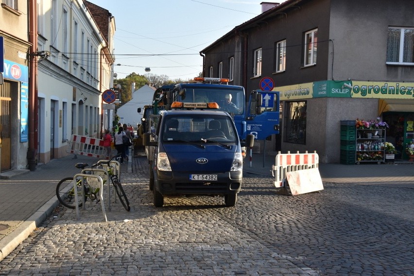 Tarnów. Droga przy Burku zamknięta dla ruchu. Samochody utknęły w korku [ZDJECIA]