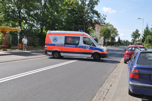 Poszkodowana kobieta odniosła powierzchowne obrażenia, jej życiu nie zagraża niebezpieczeństwo, ale została przewieziona na badania do szpitala.