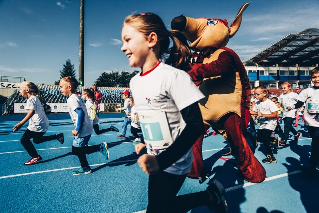 W sobotę na 12 stadionach w całej Polsce odbyły się biegi charytatywne organizowane przez PKO. W Bydgoszczy uczestnicy biegli na stadionie Zawiszy przy Gdańskiej. Dzięki imprezie fundacja PKO Banku Polskiego przekaże środki finansowe na posiłki dla najbardziej potrzebujących dzieci.Zobacz również:Trening w Akademii Sztuk Walki „Black Panther” w Bydgoszczy