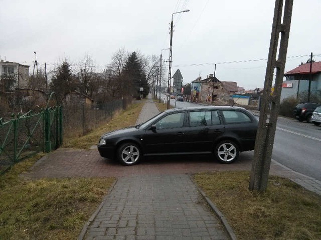 Autodrań w Krośnie parkuje na ul. Obrońców Stalingradu.