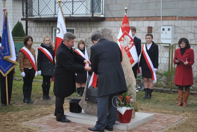 Pomnik odsłonili wójt Radzanowa Sławomir Kruśliński (z lewej) oraz starosta białobrzeski Andrzej Oziębło.