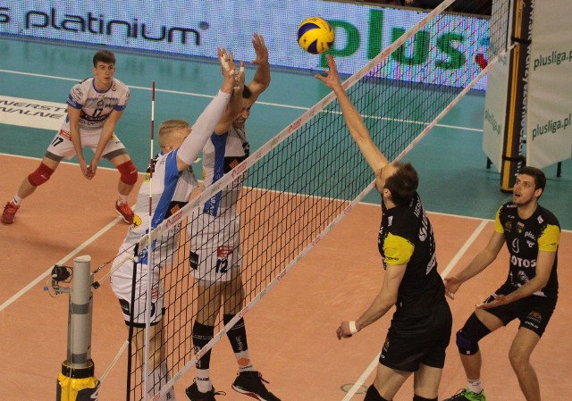 W pierwszym meczu play-off o miejsca 7-8 w PlusLidze Cerrad Czarni przegrali z Lotosem Treflem Gdańsk 2:3.