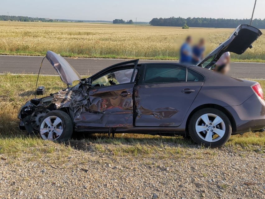 Skutki wypadku pod Rożniątowem w gminie Strzelce Opolskie.