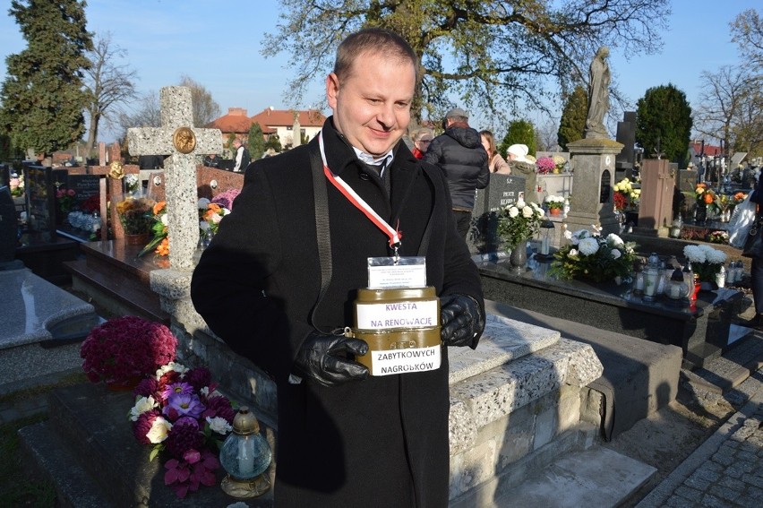 W Stalowej Woli kwestowali na cmentarzach na odnowę zabytkowych nagrobków