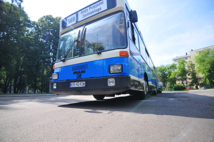 Kraków. Zabytkowe autobusy wyjechały na ulice miasta [ZDJĘCIA]