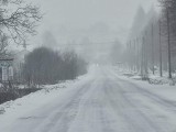 Ciężkie warunki na sądeckich drogach. Intensywne opady śniegu spowodowały paraliż, tworzą się korki i jest bardzo ślisko. Gdzie najgorzej?
