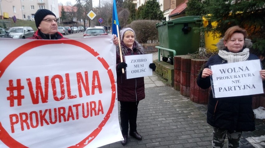 Ziobro musi odejść! - mówią protestujący przed prokuraturą w Gorzowie Wlkp. [ZDJĘCIA]