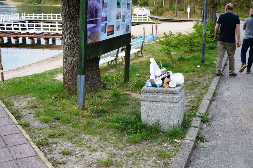 Po weekendzie przepełnione kosze, wszędzie butelki i...