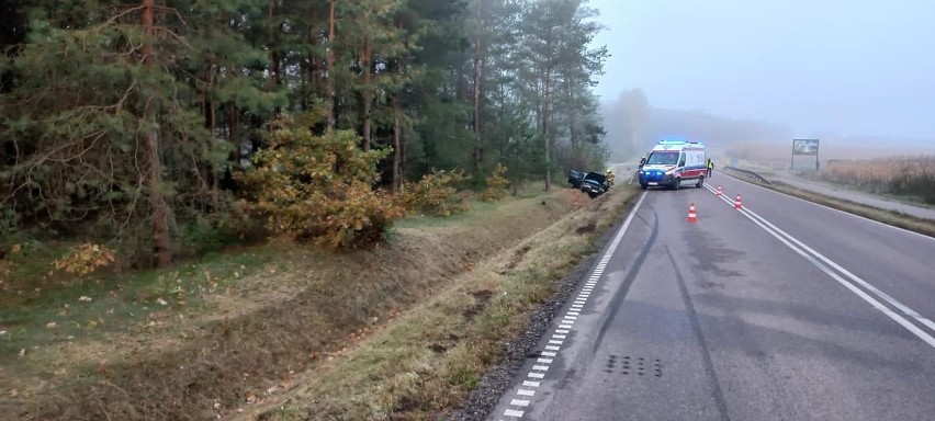 Juszkowy Gród. Wypadek na DW 686. Auto osobowe wypadło z drogi i dachowało [ZDJĘCIA]