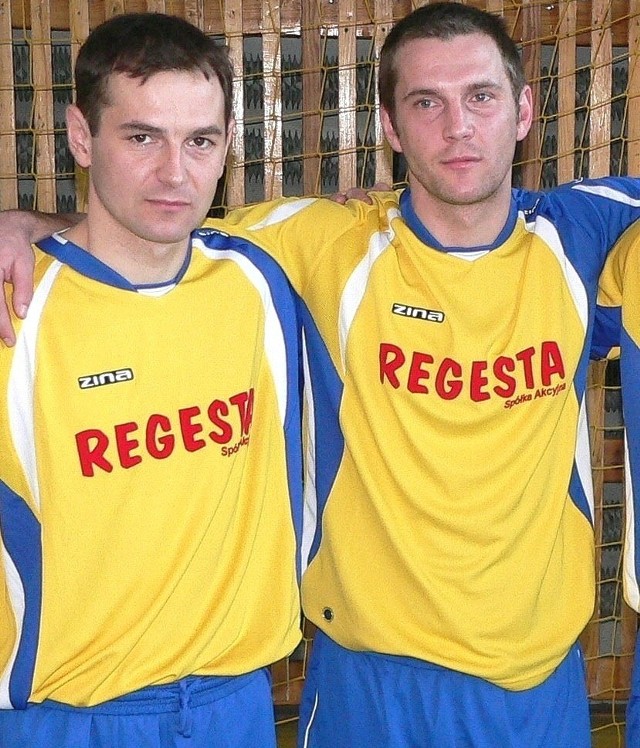 Bracia Łukasz (z prawej) i Michał Mikowie będą grać znowu razem w drużynie Nidy Pińczów.