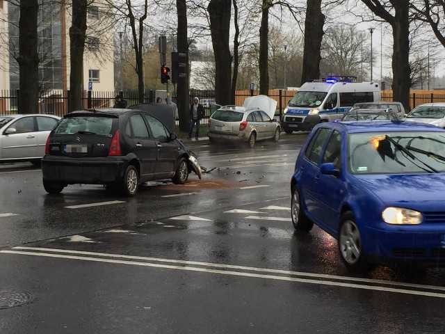 Wypadek na skrzyżowaniu ulic Pułaskiego z Kawaleryjską w Białymstoku. Kobieta ranna