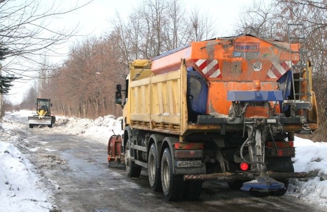 Odwilż pozwoliła miejskim drogowcom usunąć grubą warstwę lodu z jezdni na końcowym odcinku ulicy Osiowej.