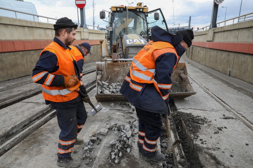 Trwa remont torowiska na rondzie Mogilskim. Zobacz, jak postępują prace [GALERIA]