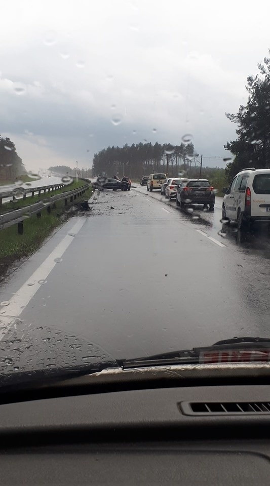 Kraksa na "trójce". Auto uderzyło w bariery energochłonne