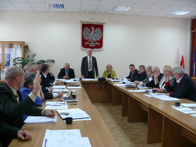 Podczas piątkowej sesji Rady Powiatu radni przegłosowali uchwałę dotycząca wygaśnięcia mandatu radnego Andrzeja Iskry. Spośród 18 głosujących radnych 1 był przeciwny, by podjąć uchwałę, natomiast 9 głosowało za wygaśnięciem mandatu radnego Iskry.