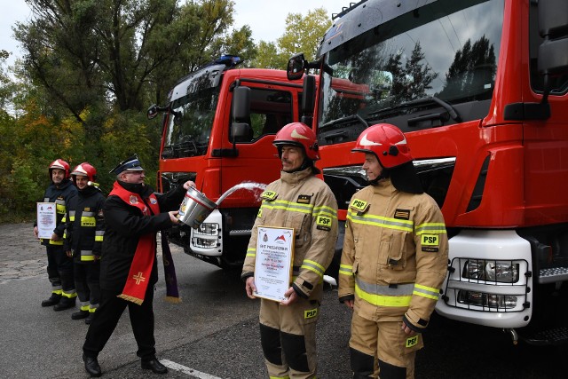 Uroczyste poświęcenie wozów strażackich podczas przekazania w Kielcach.