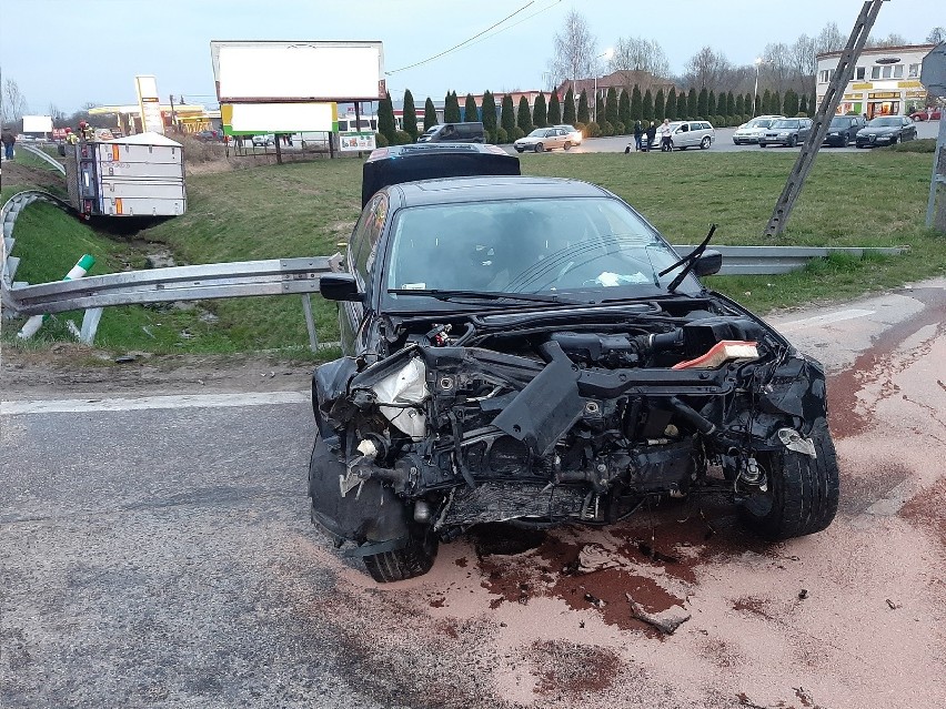 Wypadek na skrzyżowaniu w Stopnicy. Ciężarówka uderzona przez BMW wpadła do rowu