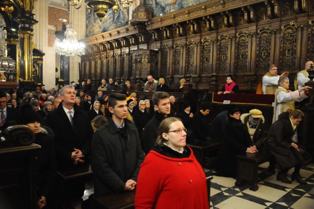 Co roku w polskich parafiach odbywa się liczenie wiernych uczestniczących w niedzielnych mszach (tzw. dominicantes) oraz przystępujących do komunii św. (tzw. communicantes). Na tej podstawie Instytut Statystyki Kościoła Katolickiego bada religijność Polaków. Zobacz także: htNajlepsze toruńskie restauracje według TripAdvisor [RANKING, ZDJĘCIA, OCENY]Z opublikowanych danych za rok 2016 wynika, że o ponad 3 proc. zmniejszyła się liczba chodzących na niedzielne msze św. Wynosi ona 36,7 procent. Rok wcześniej było to - 39,8 procent. W 2016 roku odprawiano co niedzielę około 48 tysięcy mszy św. Polscy katolicy najchętniej wybierali te w godzinach porannych (pomiędzy 8 a 11).NowosciTorun