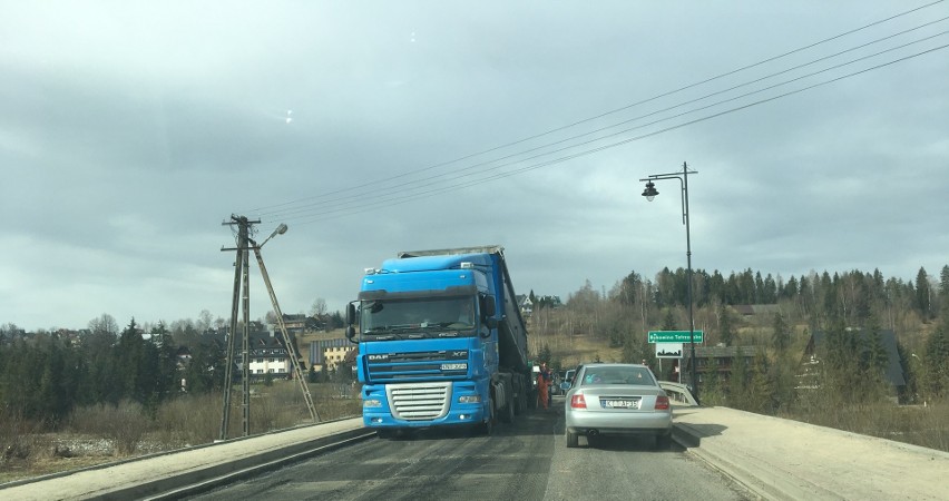 Czarna Góra: Drogowcy leją asfalt na drodze do granicy ze Słowacją. Duże korki [FOTO]