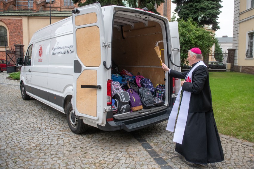 Caritas Poznańska przekaże 500 plecaków z wyprawką dzieciom...