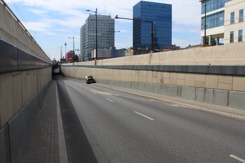 Kierowca opla vectry dwa razy uderzył w ścianę tunelu na al. Piłsudskiego. Mówił, że pękła opona. A był pijany