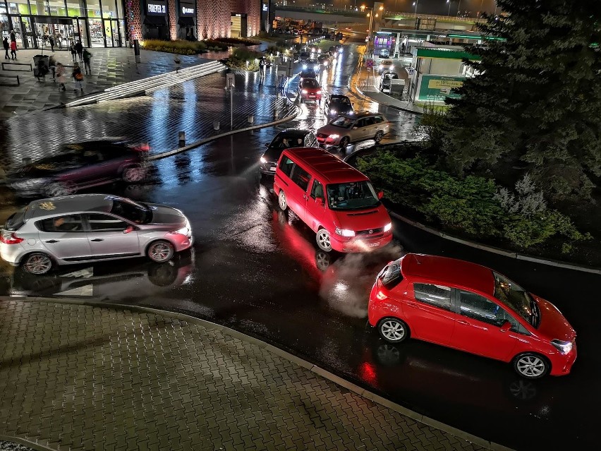 Kraków. Dwa dni bez handlu paraliżują miasto. Przed centrami handlowymi tworzą się gigantyczne korki [ZDJĘCIA]