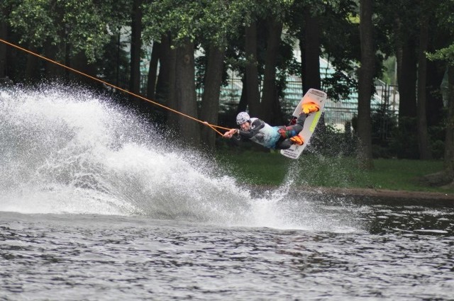 Po 4 latach istnienia wyciągu Szczecinek dorobił się zawodników krajowej czołówki. W miniony weekend na Trzesiecku odbyła się kolejna edycja Pucharu Polski w wakeboardzie, czyli jeździe na desce. Oczywiście nie chodzi o samą jazdę, ale skoki na skoczni, czy tricki w czasie wyskoków, którymi amatorzy wake'a urozmaicają szusy na wodzie. W Szczecinku o punkty PP walczyło ponad 30 zawodników. Świetnie spisał się Jakub Konefał z miejscowego klubu Kabel, który nie tylko po raz po kolejny wygrał w klasyfikacji juniorów młodszych, ale okazał się też najlepszy w superfinale, czyli połączonej rywalizacji wszystkich kategorii. Jego klubowy kolega Amadeusz Dylewski zajął 3. miejsce wśród juniorów. Z kolei z kategorii open wygrał Mateusz Gaworski, wychowanek Szczecineckiego Klubu Narciarstwa Wodnego i Wakeboardu, obecnie pracujący w Bydgoszczy i niezrzeszony. &#8211; Trudno nie być zadowolonym z takich wyników &#8211; cieszy się Matusz Majchrzak, szkoleniowiec w Kablu. Do zakończenia sezonu zostały jeszcze zawody w Krakowie i Wrocławiu. Wszystko wskazuje, że szczecineccy wakeboardziści będą się liczyć w końcowej klasyfikacji. Takie popisy wakeboardzistów mogli oglądać kibice w Szczecinku, szkoda jedynie, że pogoda nie sprzyjała zbytnio dopingowaniu. 