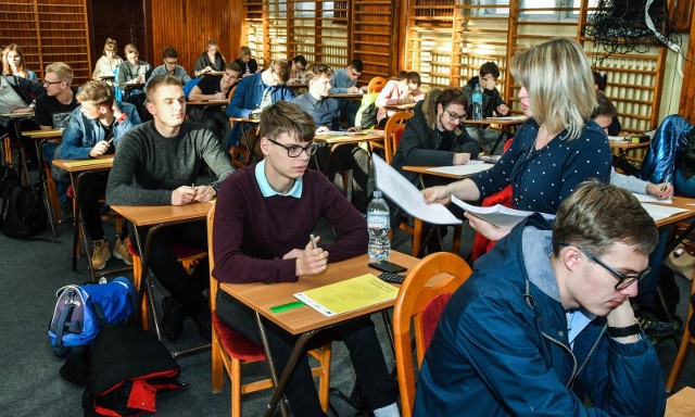 Choć do matury w 2020 r. zostało jeszcze kilka miesięcy, to uczniowie bydgoskich liceów i techników już szlifują formę przed najważniejszym egzaminem w życiu.W środę (11 grudnia) próbny egzamin maturalny z języka polskiego i matematyki na poziomie podstawowym pisali uczniowie VI LO w Bydgoszczy. - Zadania na podstawie wcześniejszych arkuszy przygotowali nasi nauczyciele - mówi Adrian Sajna, wicedyrektor VI LO. - Procedura była taka, jak na prawdziwych egzaminach. Każdy z nich trwał też po 170 minut. W styczniu młodzież będzie miała jeszcze jedną próbę. Tym razem skorzystamy z arkuszy przygotowanych przez wydawnictwo Nowa Era.Przypomnijmy, że matura’2020 rozpocznie się 4 maja i potrwa do 22 maja. Wcześniej, bo już styczniu, coś milszego, czyli studniówki.