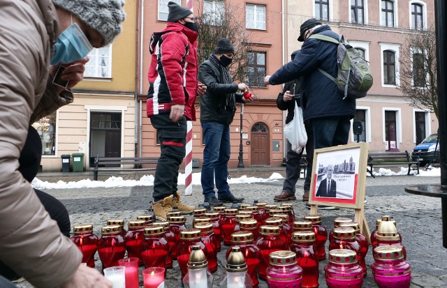 "Światełko pamięci" w kształcie serca utworzonego ze zniczy zapłonęło na Rynku w Grudziądzu. To symbol uczczenia pamięci tragicznie zmarłego prezydenta Gdańska, Pawła Adamowicza.