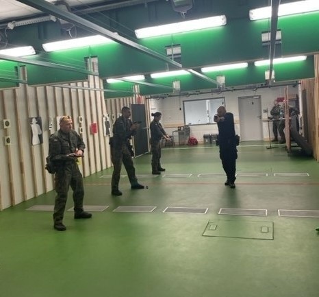 Żołnierze Wojsk Obrony Terytorialnej z Sanoka szkolili się w nowoczesnej strzelnicy policyjnej w Lesku [ZDJĘCIA]