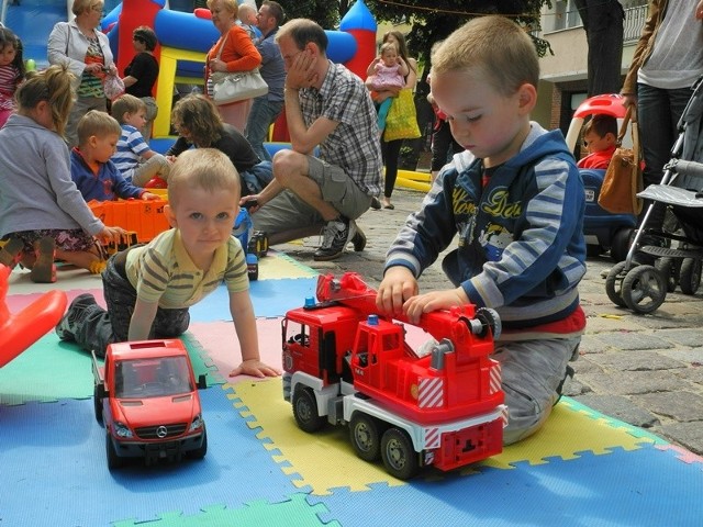 Placyk z zabawkami na festynie dla dzieci na ul. Nowobramskiej w Słupsku.