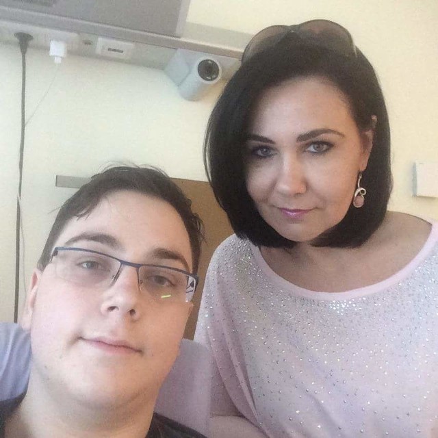 Sebastian Moskal z mamą Bożeną w klinice w Wiedniu po udanej operacji nogi. Teraz walczy o życie