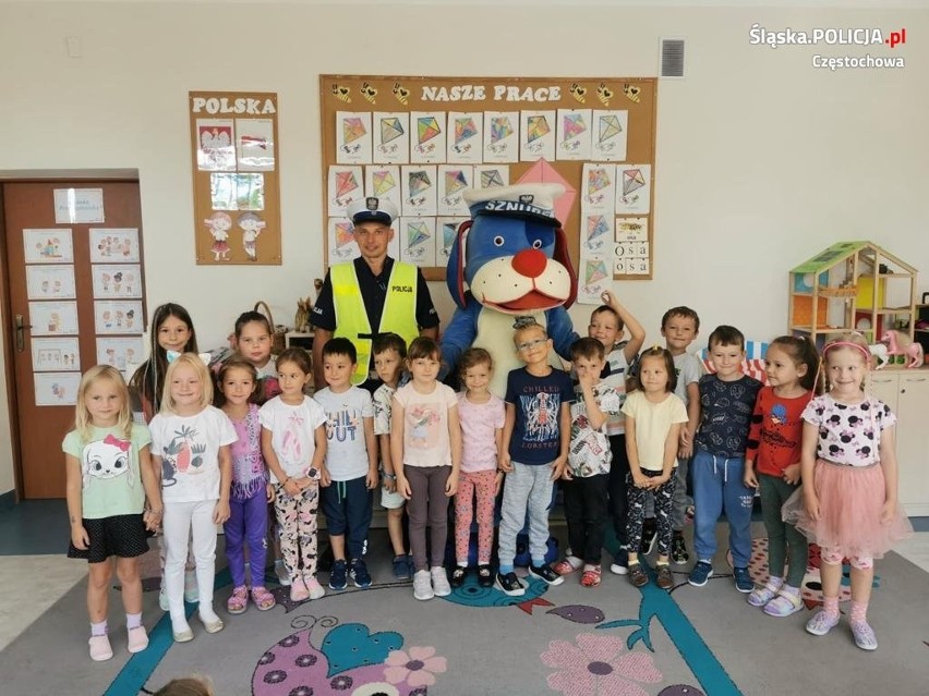 Częstochowscy policjanci odwiedzają przedszkolaków i...